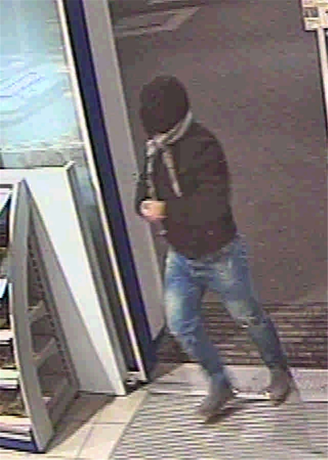 Nach Überfall auf Illinger Tankstelle: Polizei veröffentlicht Foto des Täters raeuberjet_tankstelle