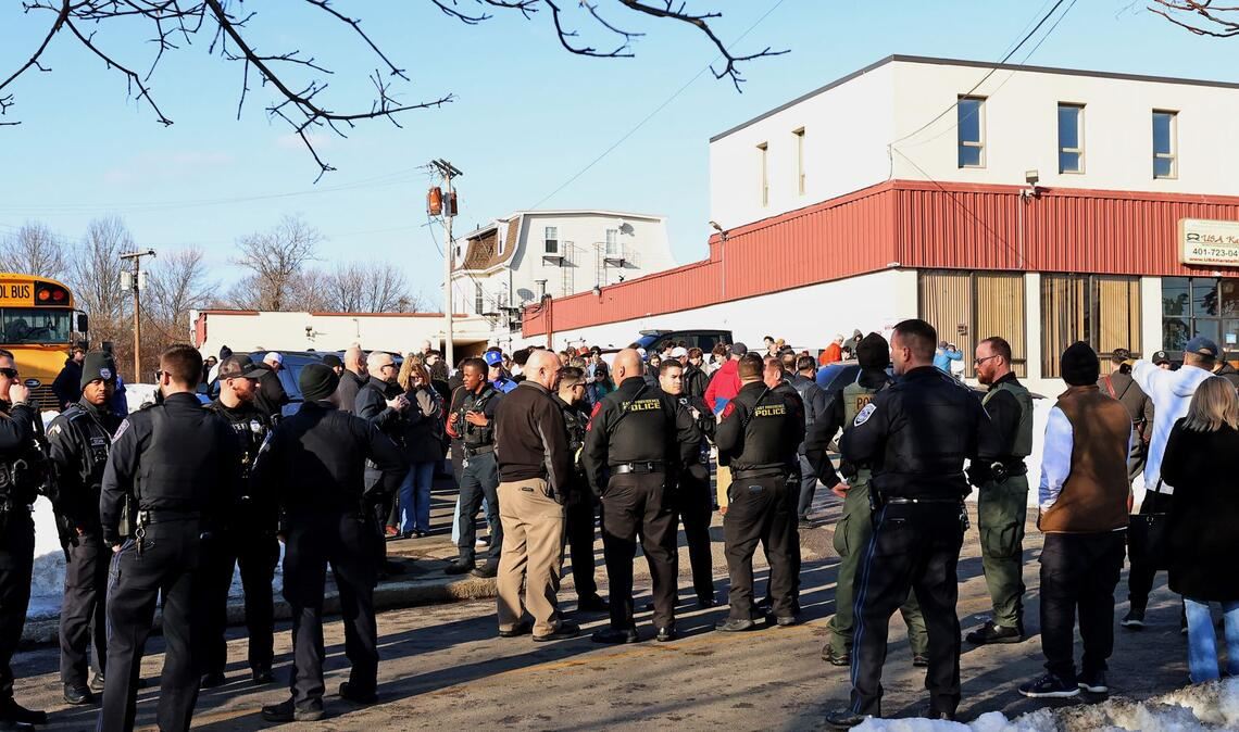 Die Polizei versammelt sich in der Nähe der Lynch Arena in Pawtucket, nachdem in der Eissporthalle Schüsse gefallen waren.