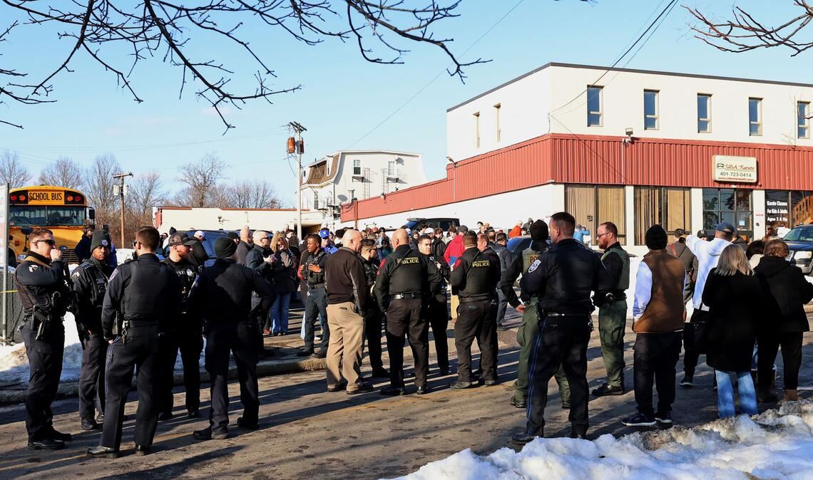 Die Polizei versammelt sich in der Nähe der Lynch Arena in Pawtucket, nachdem in der Eissporthalle Schüsse gefallen waren.