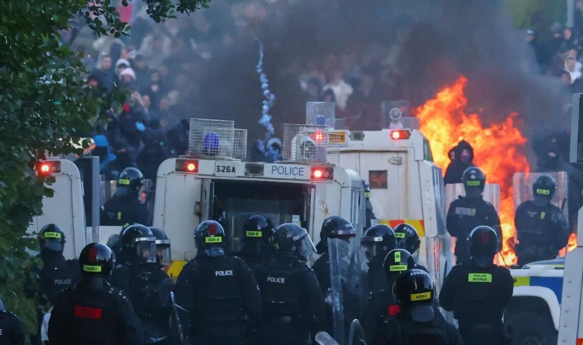 Die Polizei versucht, Demonstranten in der Nähe von Newtownabbey in Belfast zu vertreiben.