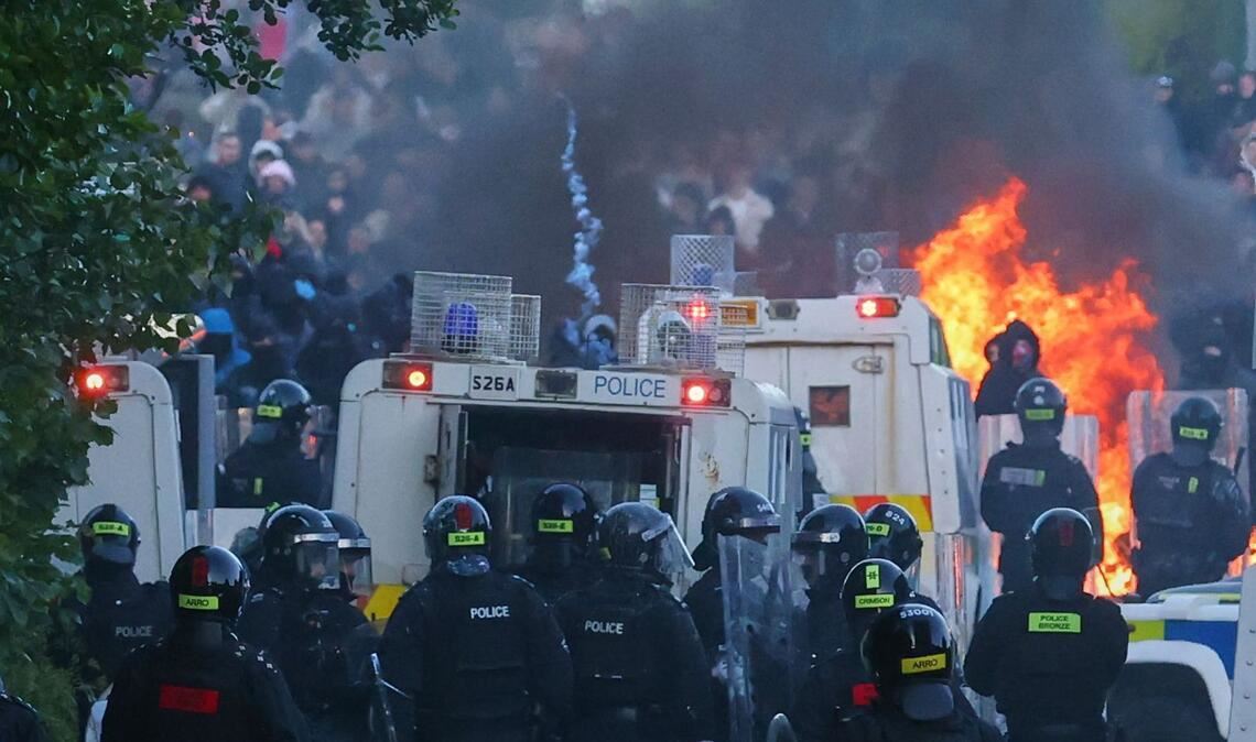 Die Polizei versucht, Demonstranten in der Nähe von Newtownabbey in Belfast, zu vertreiben.
