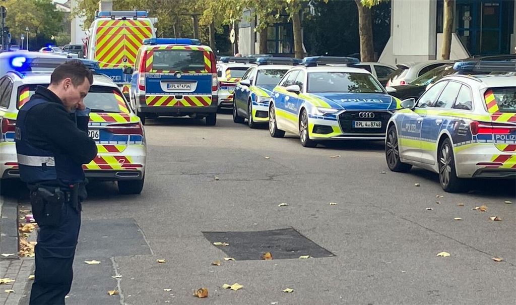 Die Polizei war mit vielen Einsatzkräften vor Ort .