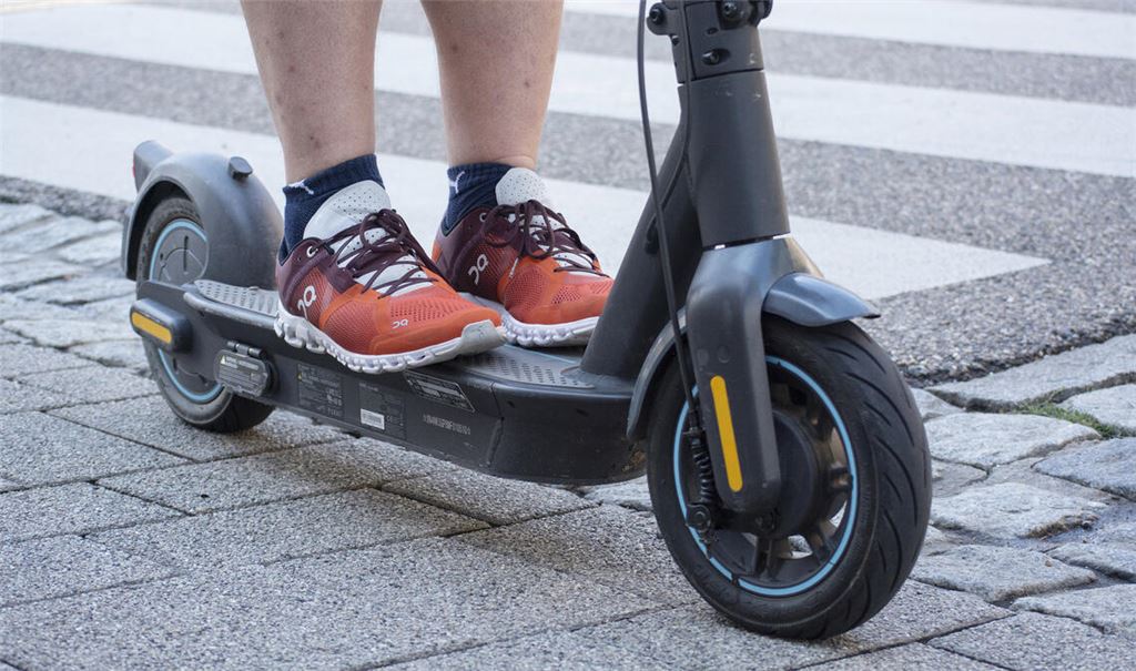 Die Polizei warnt: Wer auf der Straße mit dem E-Scooter unterwegs ist, genießt keine „Narrenfreiheit“. Symbolfoto: Archiv