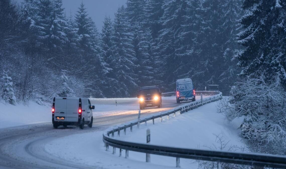 Die Polizei weist angesichts der vielen Unfälle darauf hin, Fahrzeuge unbedingt wintertauglich auszurüsten. (Symbolbild)
