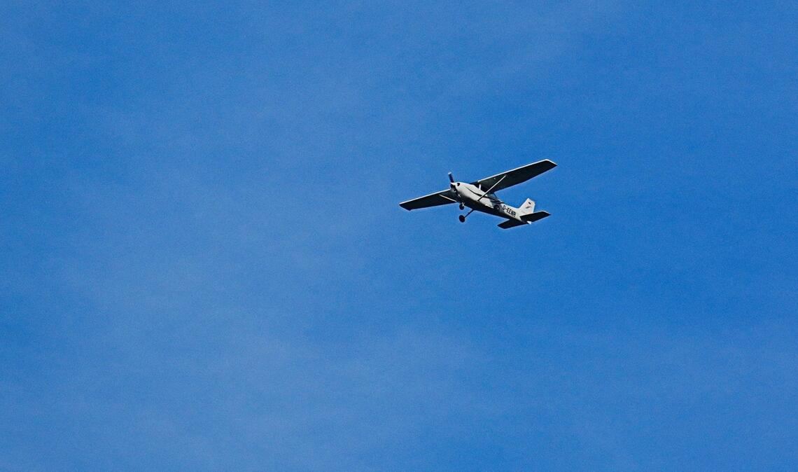 Die Polizei weist darauf hin, dass das Blenden von Flugzeugen eine ernsthafte Straftat ist (Symbolfoto).