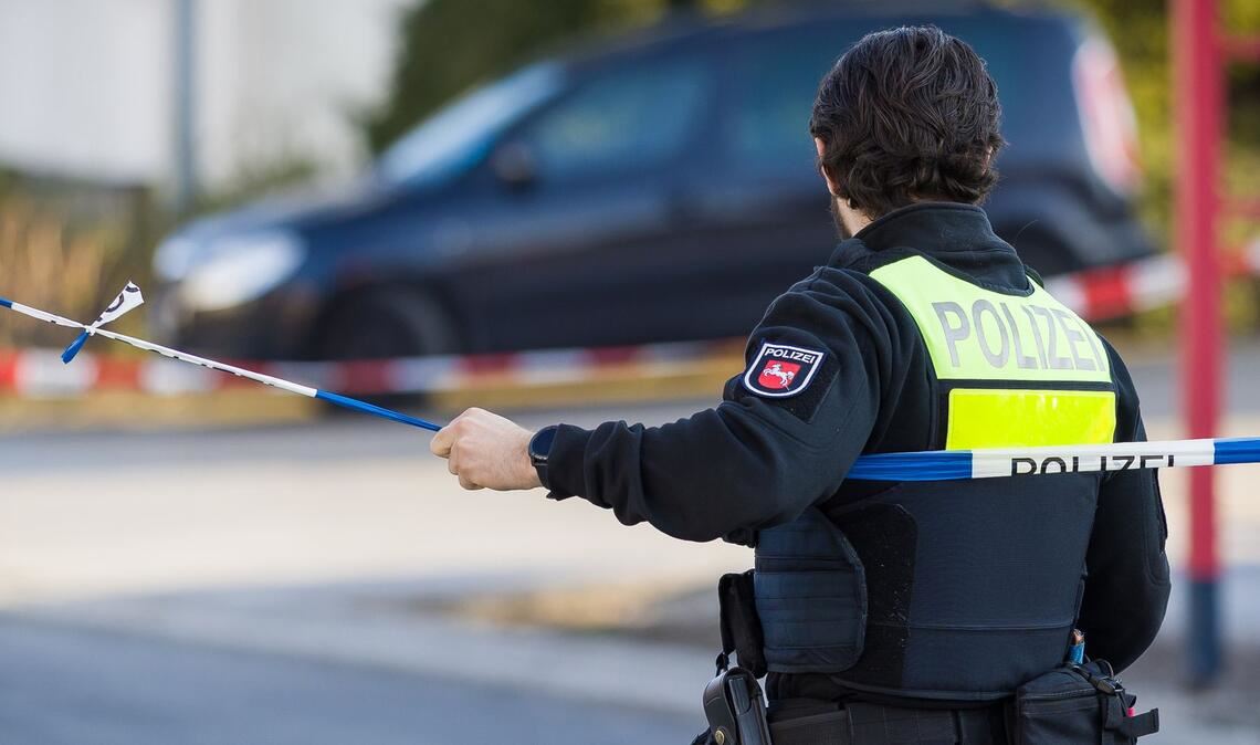 Die Polizei wurde in der Nacht per Notruf zu der Tat gerufen.