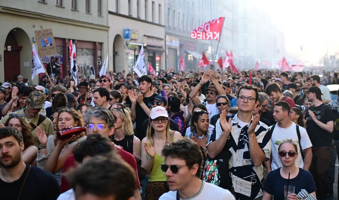 Die Polizei zieht ein gemischtes Fazit: Nach stundenlang friedlicher Demo kam es am Ende zu Flaschen- und Böllerwürfen auf Einsatzkräfte.