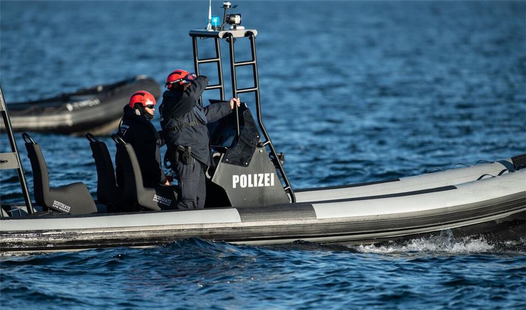 Die Polizei zog das Paddelboot mit den Kindern an Land (Symbolbild).