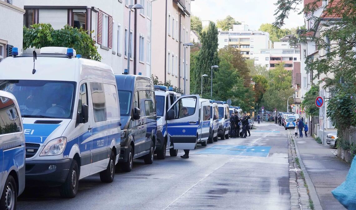 Die Polizeipräsenz vor dem Streitgespräch ist riesig.