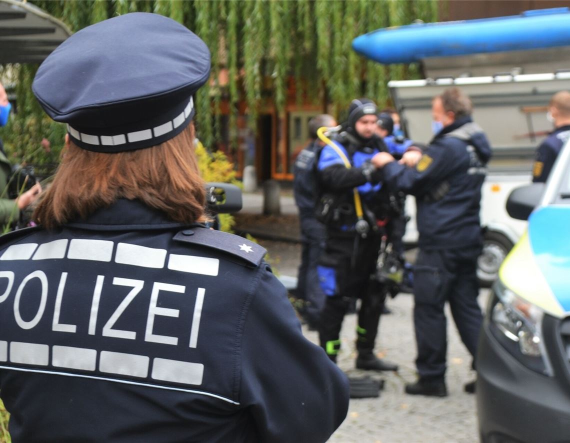 Die Polizeitaucher machen sich für ihren Einsatz in der Enz fertig.