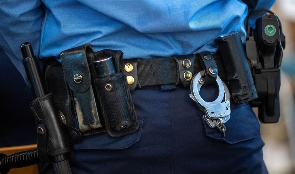 Die Polizistenuniform wird von Strippern gerne als Kostüm verwendet - doch Vorsicht, was die Waffe angeht!