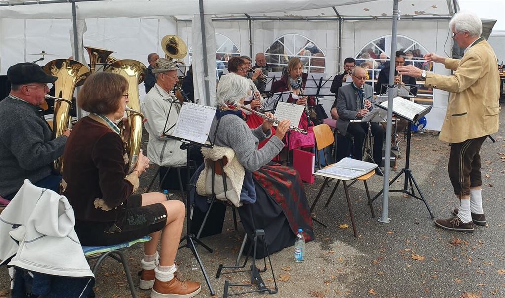Die Polkafreunde spielen beim Oktoberfestle zur Mittagszeit auf. Fotos: Schröder