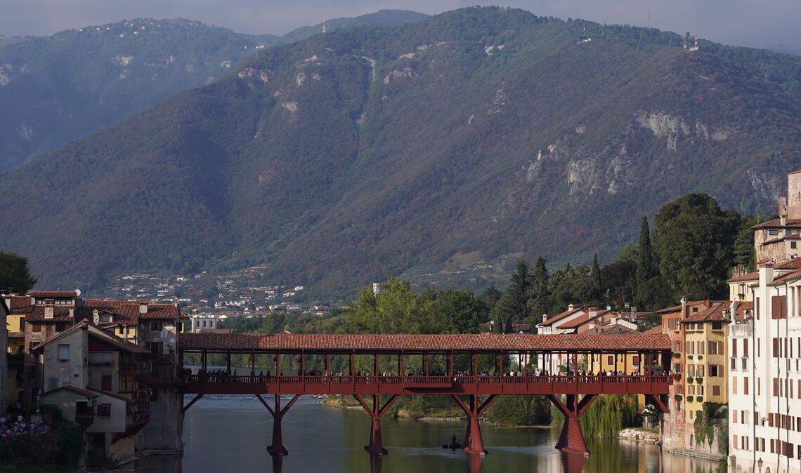 Lob für das große Engagement Die Ponte Vecchio in Bassano del Grappa ist eines der Wahrzeichen der italienischen Partnerstadt und beliebter Treffpunkt. Foto: Archiv