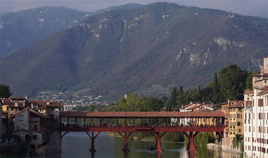 Die Ponte Vecchio in Bassano del Grappa ist eines der Wahrzeichen der italienischen Partnerstadt und beliebter Treffpunkt. Foto: Archiv
