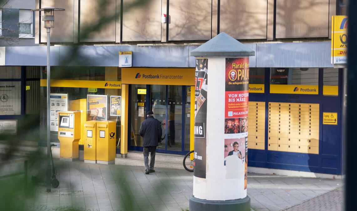 Die Postbank wird im Lauf des Jahres ihre Filiale schließen. Die Post hat für ihre Dienstleistungen schon einen neuen Standort in der Bahnhofstraße gefunden. Foto: Fotomoment