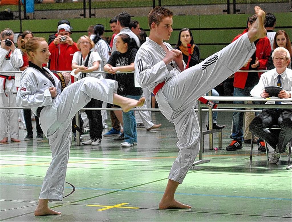 Die Präsentation ist das Wichtigste: Jessica Wundschuh und Konrad Kaufmann beim Paarlauf. Foto: Stahlfeld