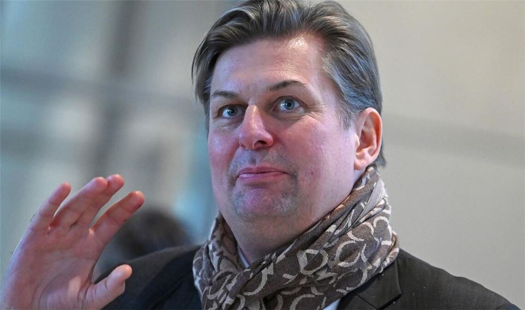 Die Präsentation von Krahs Roman "Die Reise nach Europa" war ursprünglich am 21. März 2026 als Programmpunkt vorgesehen.