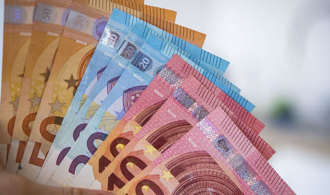 Die Präsidentin der Vereinigung der kommunalen Arbeitgeberverbände, Karin Welge, spricht  vom „teuersten Tarifabschluss aller Zeiten“, der  Städte und Gemeinden rund 17 Milliarden Euro kostet.