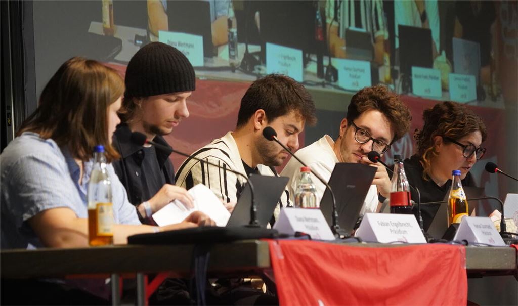 Die Präsidiumsmitglieder Davina Wertmann, Fabian Engelbrecht, Hamun Zourmand, Marvin Frank und Corinna Friedrich leiten die Landesdelegiertenkonferenz.