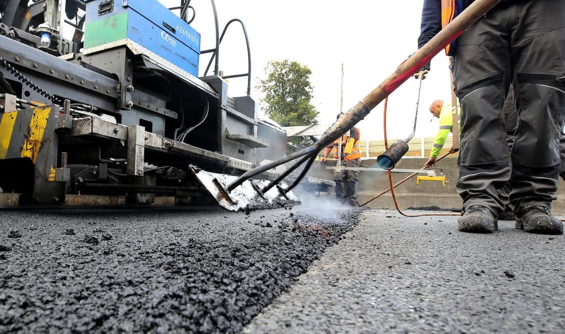 Die Preise für Bitumen sind mit dem Iran-Krieg rasant gestiegen. (Symbolbild)