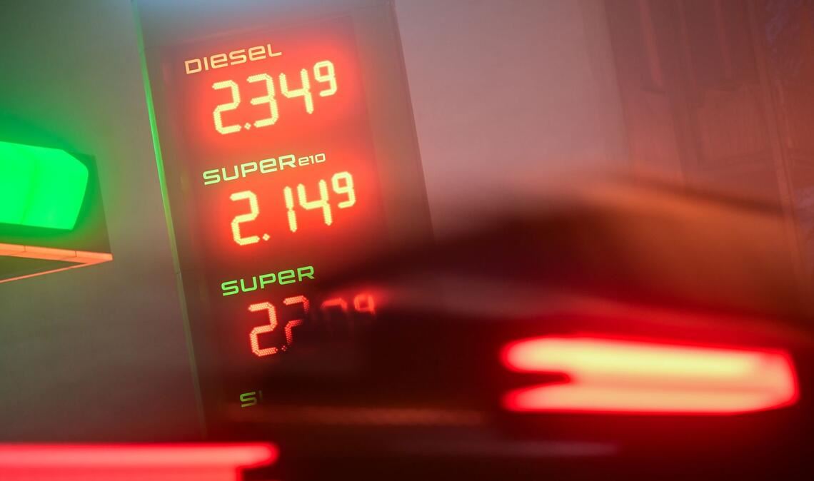Die Preise für Diesel und Benzin sind an einer Tankstelle zu sehen. Am 1. April tritt die Spritpreisbremse in Kraft - seit heute dürfen Tankstellen nur einmal täglich, um 12.00 Uhr, die Preise erhöhen.