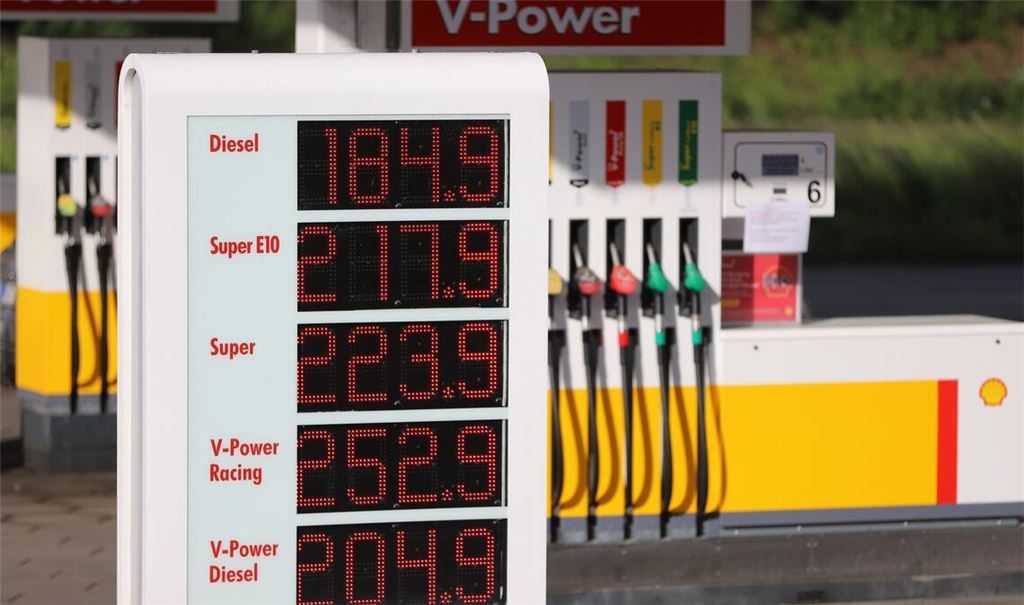Die Preistafel an einer Shell-Tankstelle an der Autobahn 59 zeigt für Diesel einen Preis von 1,849 Euro pro Liter an.