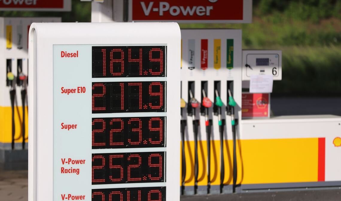 Die Preistafel an einer Shell-Tankstelle an der Autobahn 59 zeigt für Diesel einen Preis von 1,849 Euro pro Liter an.