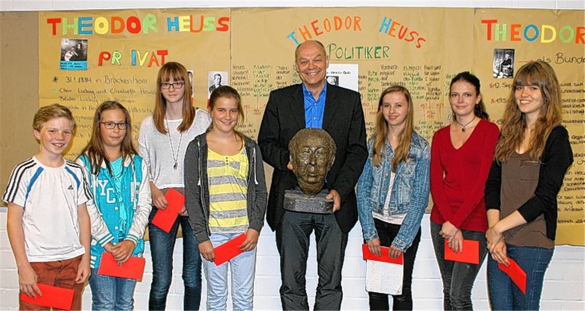 Die Preisträger mit Schulleiter Thomas Mühlbayer (v.li.): Nico Gunzelmann, Rebbeka Träger, Jana Kimmich, Lea Bentel, Roxana Wetter , Sandra Roller und Julia Kühn.