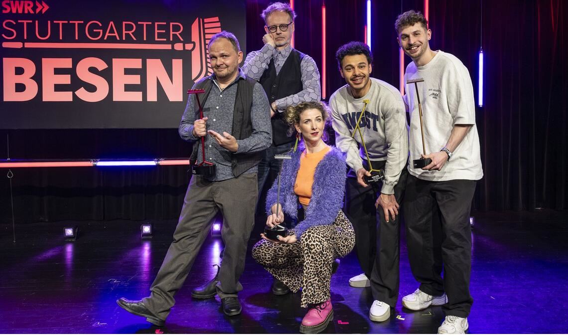Die Preisträgerinnen des Stuttgarter Besen 2026: Das Duo BlöZinger, AnnPhie Fritz, Romeo Kaltenbrunner, Fabian Lampert (von links)