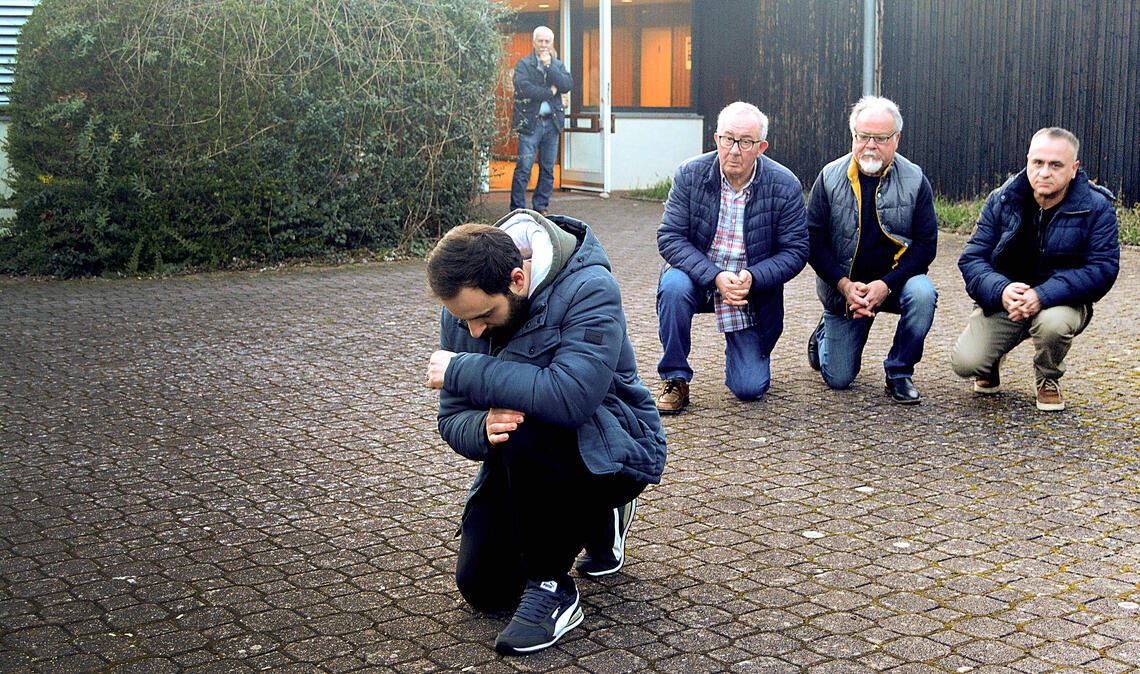 Die Proben finden zunächst ohne Kostüme auf dem Platz vor dem Kindergarten St. Johannes statt. Fotos: Stahlfeld