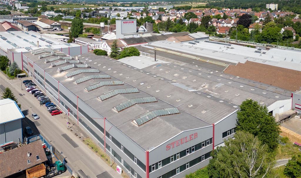 Die Produktion ruht, derzeit läuft der Abverkauf aus dem Lager. Was anschließend mit dem Steuler-Standort an der Industriestraße werden soll, ist noch unklar. Foto: Fotomoment