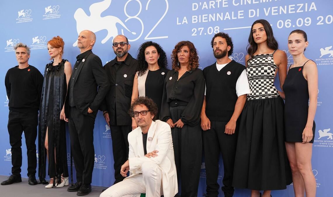Die Produzenten Joaquin Phoenix und Rooney Mara mit Teilen des restlichen Filmteams.