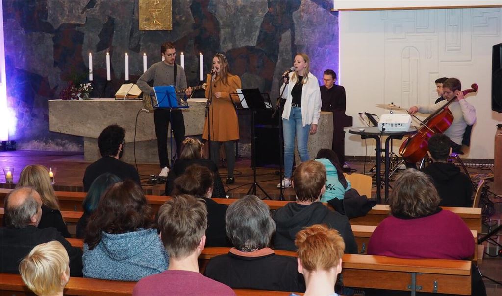 Die Projektband begeistert die Besucherinnen und Besucher mit modernen und mitreißenden Lobpreisliedern. Zur Kirchennacht eingeladen hat das Evangelische Bezirksjugendwerk Mühlacker, das damit eine Alternative zu Halloween schafft. Fotos: Müller