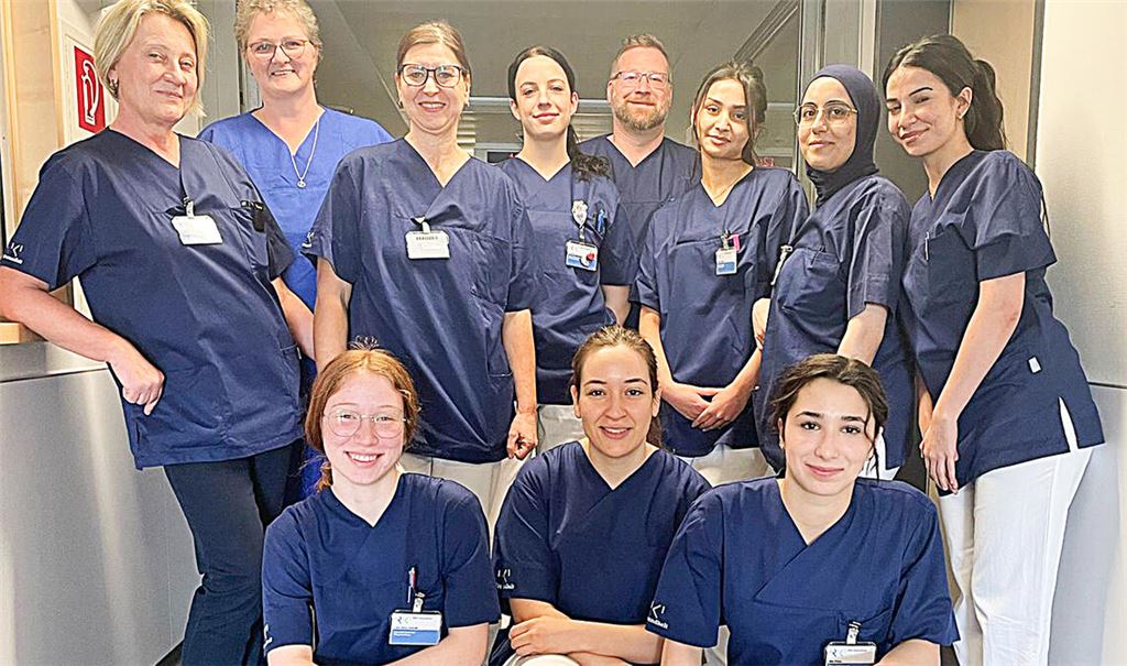 Die Projektleiterin Christa Petri (li.) und die Schülerinnen und ihre Anleiterinnen und Anleiter ziehen eine positive Bilanz aus der Lern- und Arbeitsgemeinschaft. Foto: RKH Gesundheit