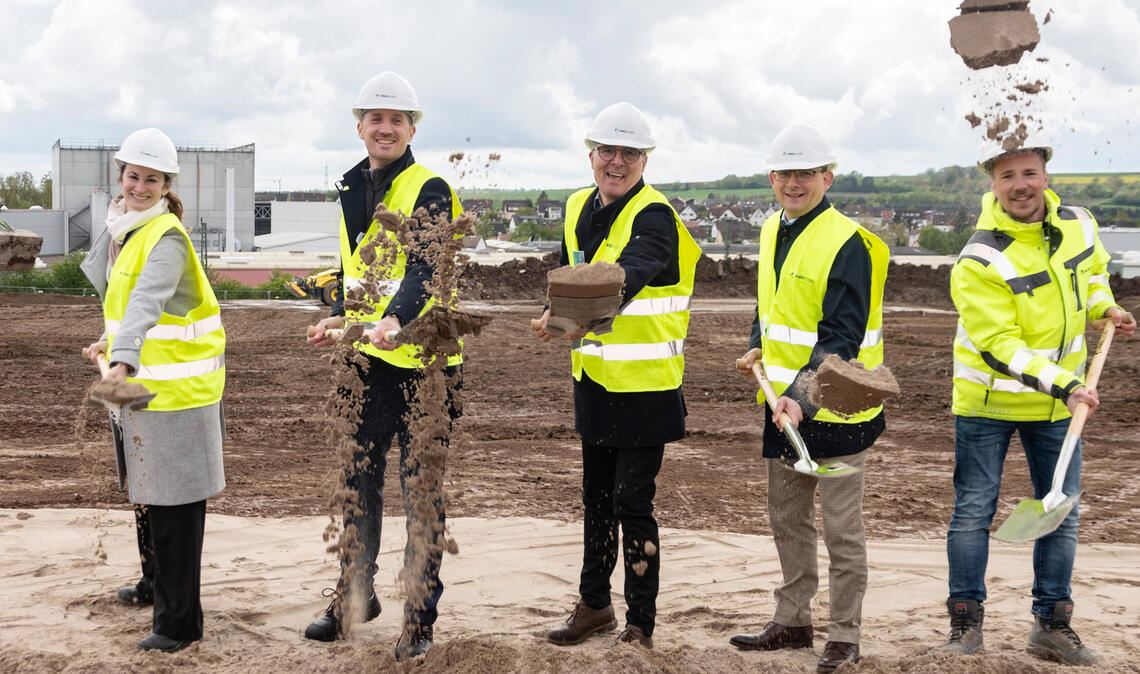 Die Prologis-Vertreter Nicoline Dechamps (v.li.), Hans Seckler, Bürgermeister Armin Pioch, Ensinger-Chef Frank Lehmann und Bauleiter Juri Müller. Fotos: Fotomoment