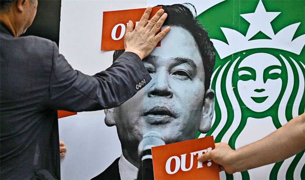 Die Proteste gegen die US-Cafékette und Chung Yong-jin, Vorsitzender der Shinsegae Group, die Starbucks in Südkorea vertreibt, sind erheblich.