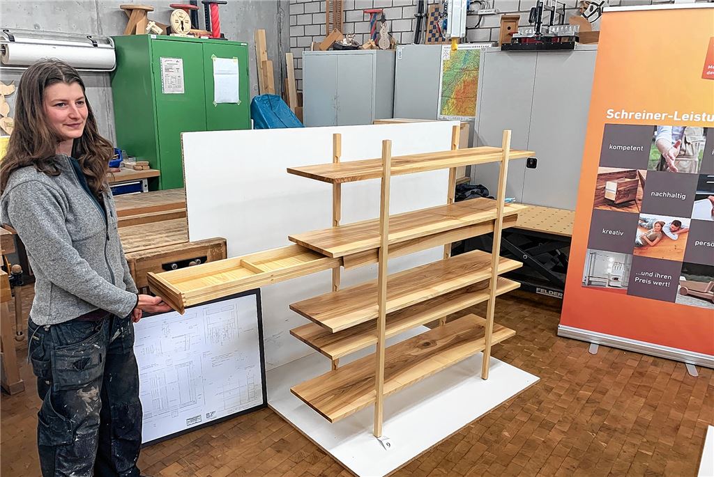 Die Prüfungsbeste Theresa Ott mit ihrem ebenso schicken wie praktischen Regal.privat