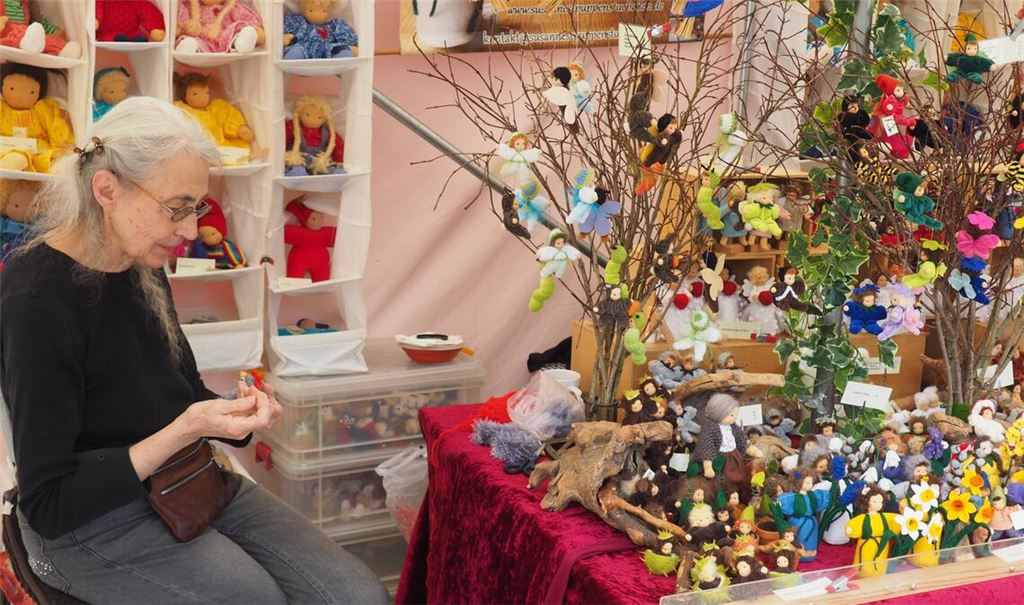 Die Puppenmacherin Susanne Schuster aus Augsburg verzaubert die Besucher mit ihren liebevoll gefertigten Figuren aus natürlichen Materialien. 