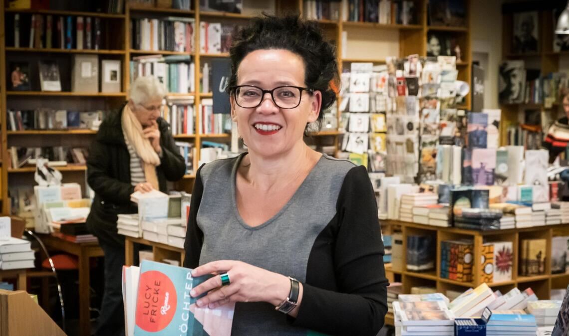 Die Querelen um den Buchhandlungspreis lassen aus dem Blick geraten, wofür er einmal ins Leben gerufen wurde:  zur Wertschätzung der Arbeit, wie sie so engagierte Buchhändlerinnen wie Uscha Kloke in ihrem Botnanger Buchladen leisten.