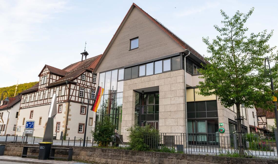 Die Querelen um den Chef im Mönsheimer Rathaus (Foto) reißen nicht ab. Ermittlungen der Staatsanwaltschaft sorgen für eine neue Dynamik. Foto: Schüller