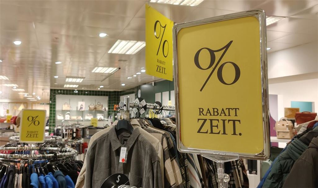 Die „Rabatt-Zeit“ wird im Mühlacker Modehaus Sämann in den nächsten Wochen dominieren, denn der Ausverkauf steht unmittelbar vor der Tür. Fotos: Deeg
