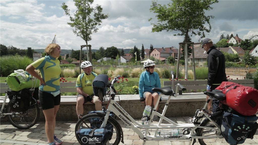 Die Radler halten auch in Mühlacker an, um mit den Menschen über die Krankheit Depression zu sprechen. Foto: Recken