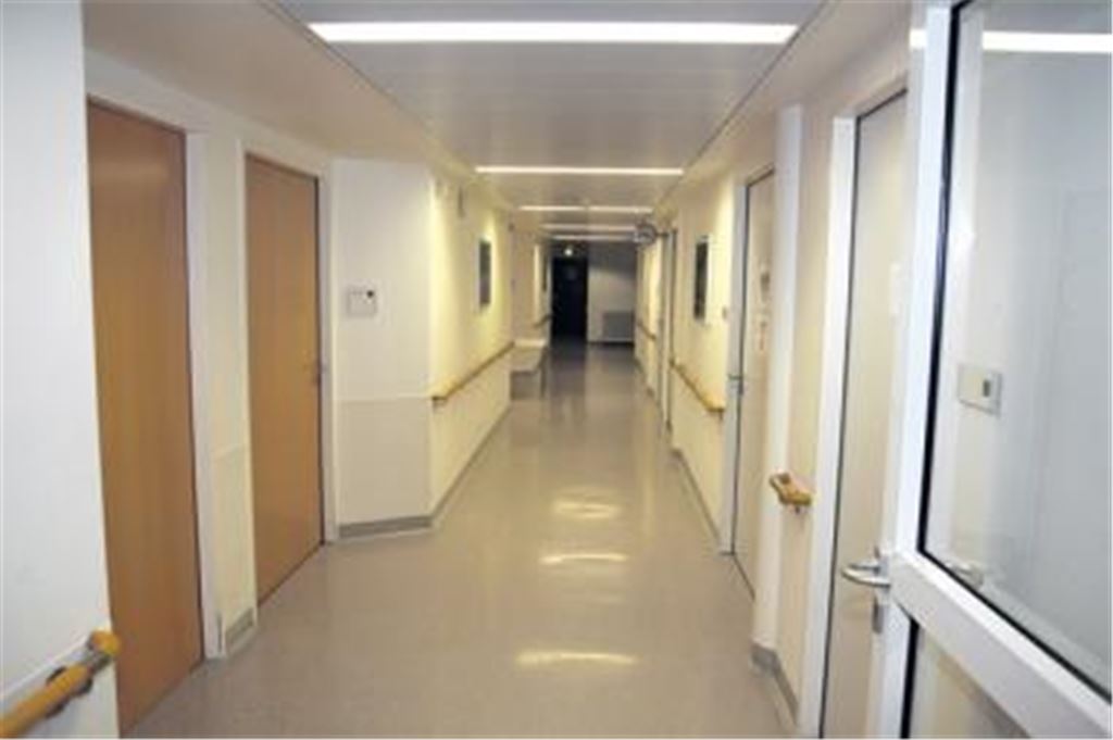Die Räume im zweiten Stock warten auf ihre neue Bestimmung: Eine Station der Reha-Klinik in Mühlacker, die wegen zu geringer Auslastung geschlossen wurde und derzeit leer steht, soll künftig vom Deutschen Roten Kreuz als Pflegestation für an Demenz erkrankte Menschen genutzt werden. Insgesamt sind 16 Plätze vorgesehen. Foto: Franz