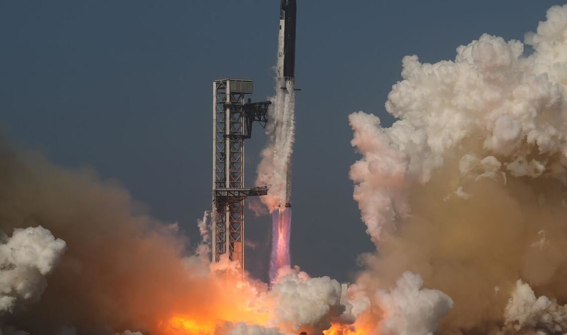 Die Rakete "Starship" von SpaceX startet zu einem Testflug von der Starbase in Texas.