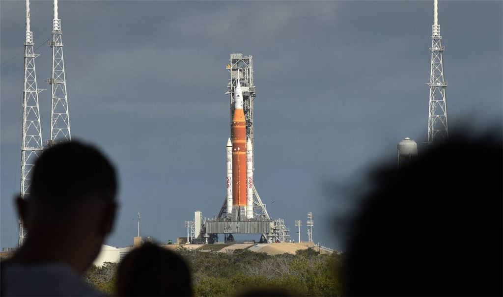 Die Rakete steht am Cape Canaveral bereit.