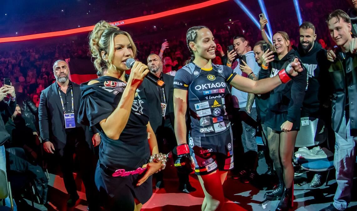 Die Rapperin lief mit einer Live-Performance neben der 25-Jährigen in die Lanxess-Arena ein.