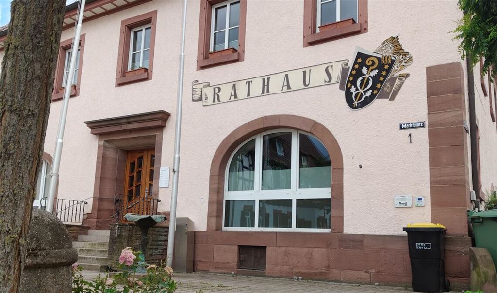 Die Rathaustüren bleiben ab August freitags regulär geschlossen. Foto: Deeg