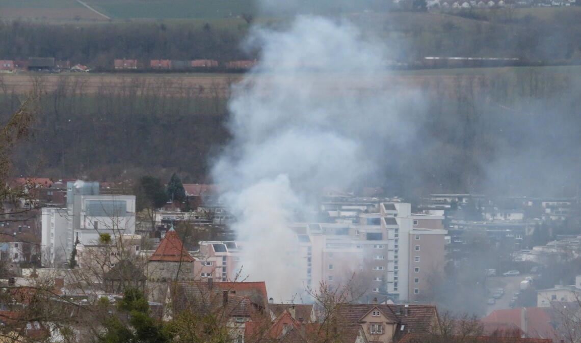 Die Rauchwolke über der Vaihinger Altstadt ist weithin sichtbar.Foto: Arning