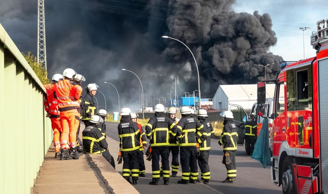 Die Rauchwolke war weithin zu sehen mehr als 20 Stunden nach Ausbruch des Feuers waren die Brandgase in der Stadt zu riechen.