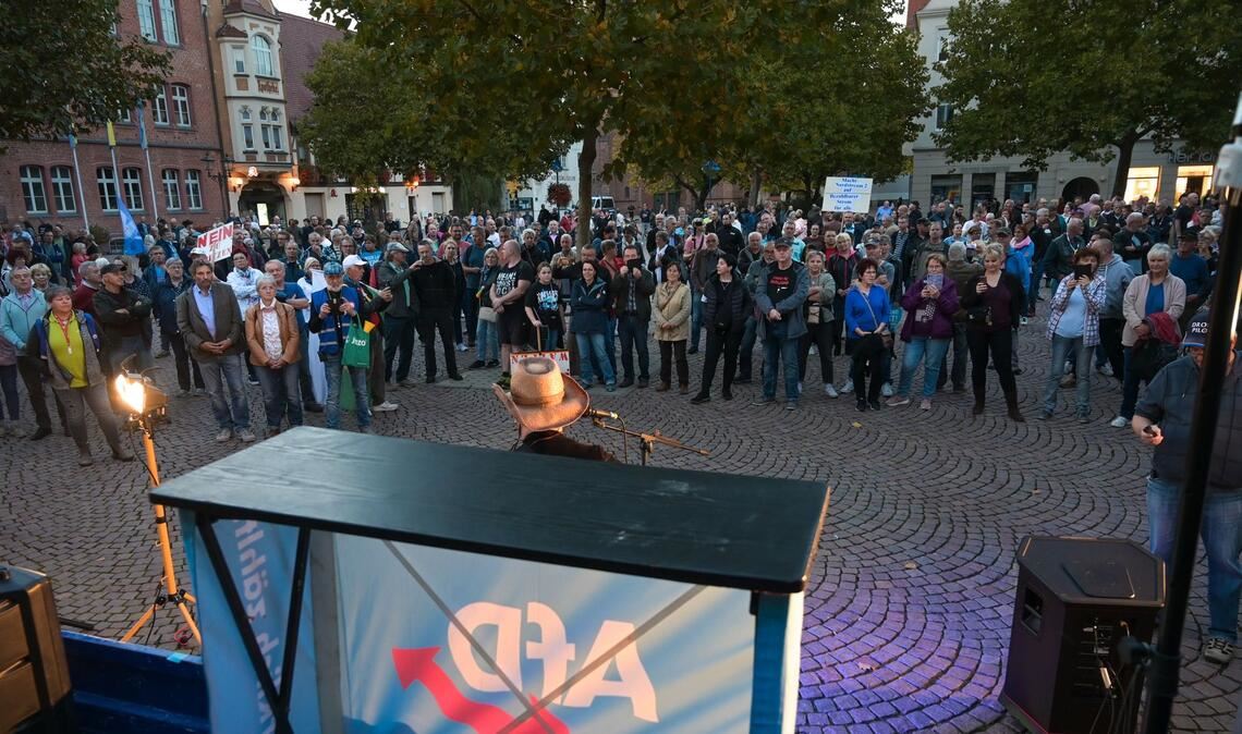 Die Rechtspopulisten sind seit Jahren an vielen Orten regelmäßig vertreten - nicht nur mit Infoständen, sondern auch bei Demonstrationen und Bürgerdialogen. (Archivbild)